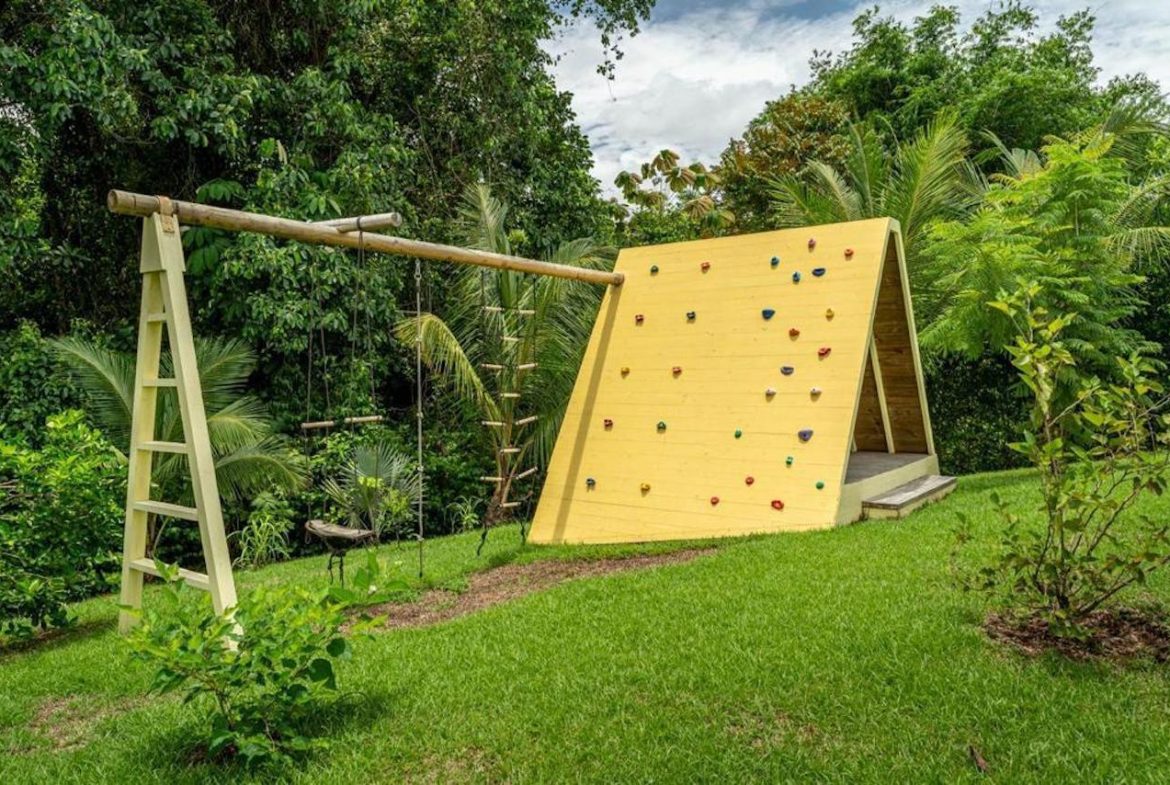 JUNGLE VIEW 3 BEDROOM HOME – 0.86 ACRES
