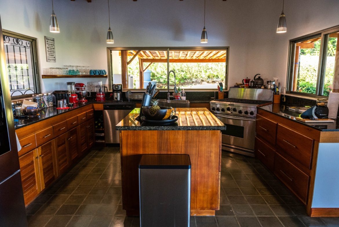 PROPERTY WITH A GUEST HOUSE AND PANORAMIC VIEWS OF THE OCEAN AND MOUNTAINS, IN OJOCHAL – 2.58 ACRES