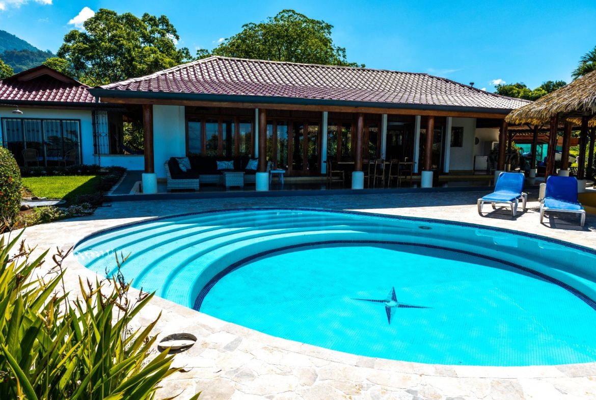 PROPERTY WITH A GUEST HOUSE AND PANORAMIC VIEWS OF THE OCEAN AND MOUNTAINS, IN OJOCHAL – 2.58 ACRES
