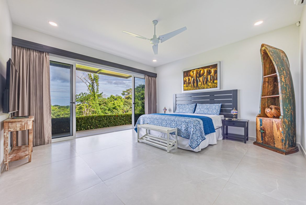 LUXURY 5 BEDROOM ESTATE IN UVITA WITH GYM AND GUEST CASITA