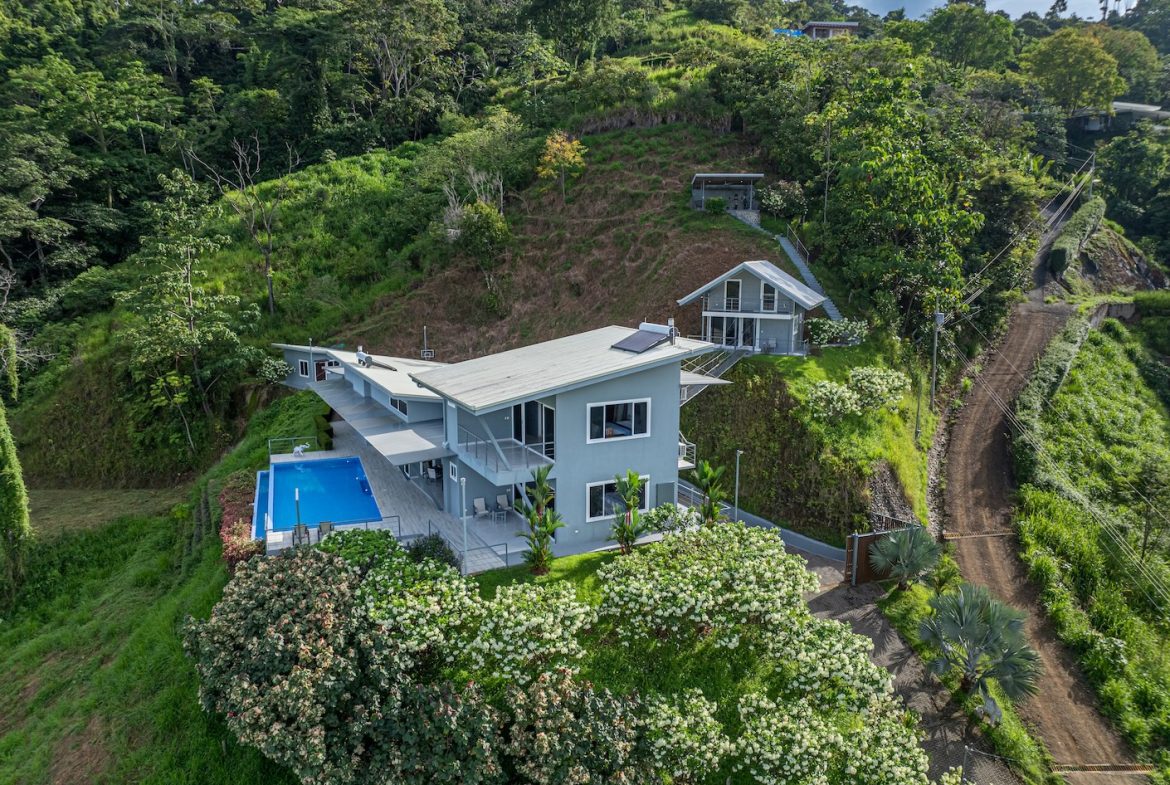 LUXURY 5 BEDROOM ESTATE IN UVITA WITH GYM AND GUEST CASITA