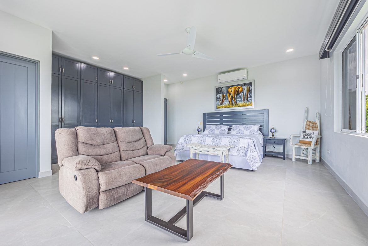 LUXURY 5 BEDROOM ESTATE IN UVITA WITH GYM AND GUEST CASITA