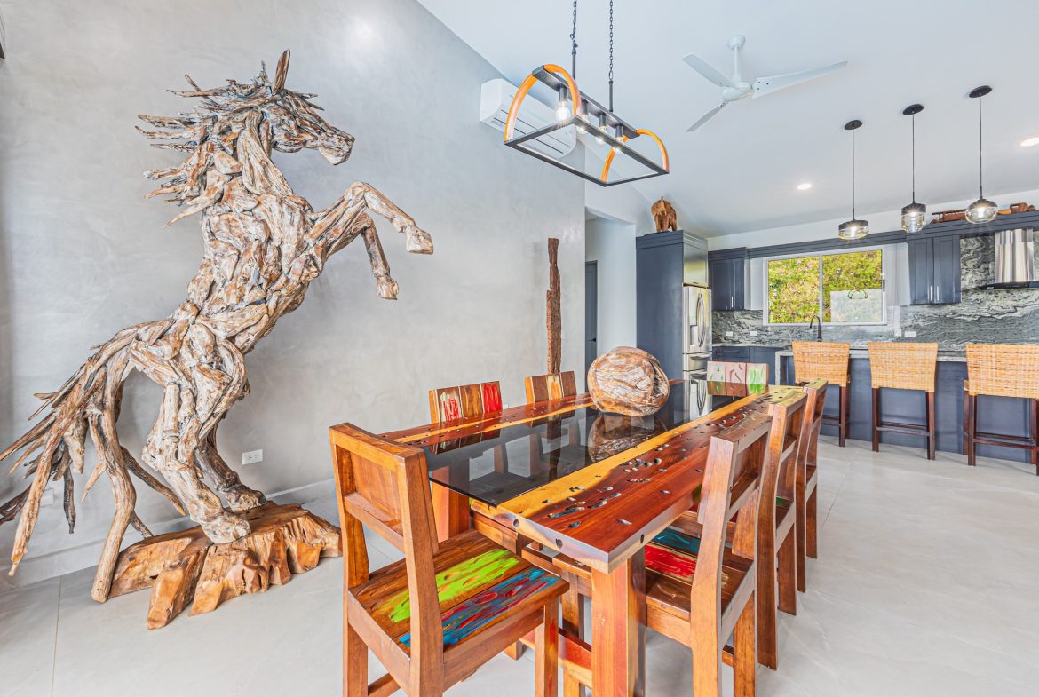 LUXURY 5 BEDROOM ESTATE IN UVITA WITH GYM AND GUEST CASITA