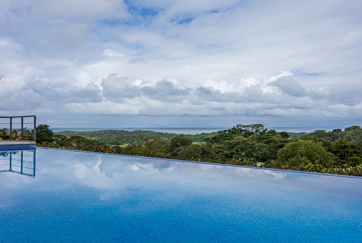 LUXURY 5 BEDROOM ESTATE IN UVITA WITH GYM AND GUEST CASITA