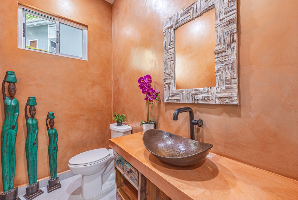 LUXURY 5 BEDROOM ESTATE IN UVITA WITH GYM AND GUEST CASITA