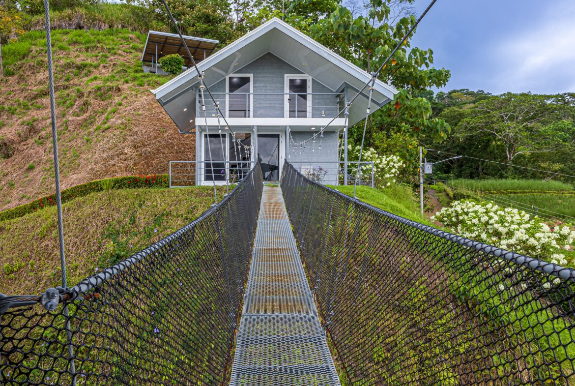 LUXURY 5 BEDROOM ESTATE IN UVITA WITH GYM AND GUEST CASITA