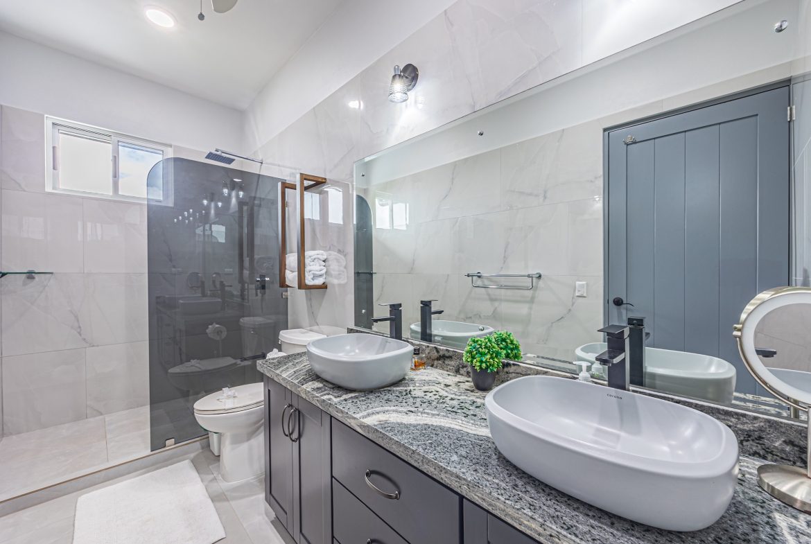LUXURY 5 BEDROOM ESTATE IN UVITA WITH GYM AND GUEST CASITA