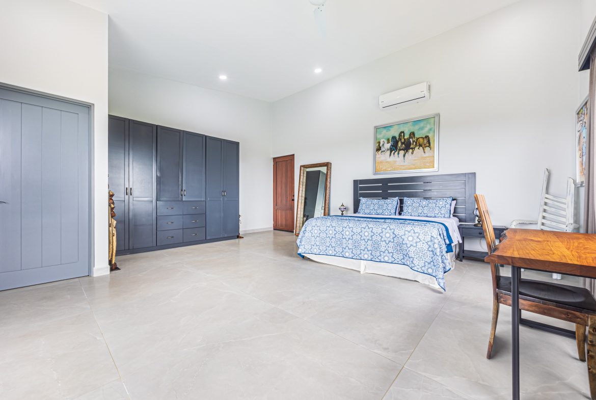 LUXURY 5 BEDROOM ESTATE IN UVITA WITH GYM AND GUEST CASITA