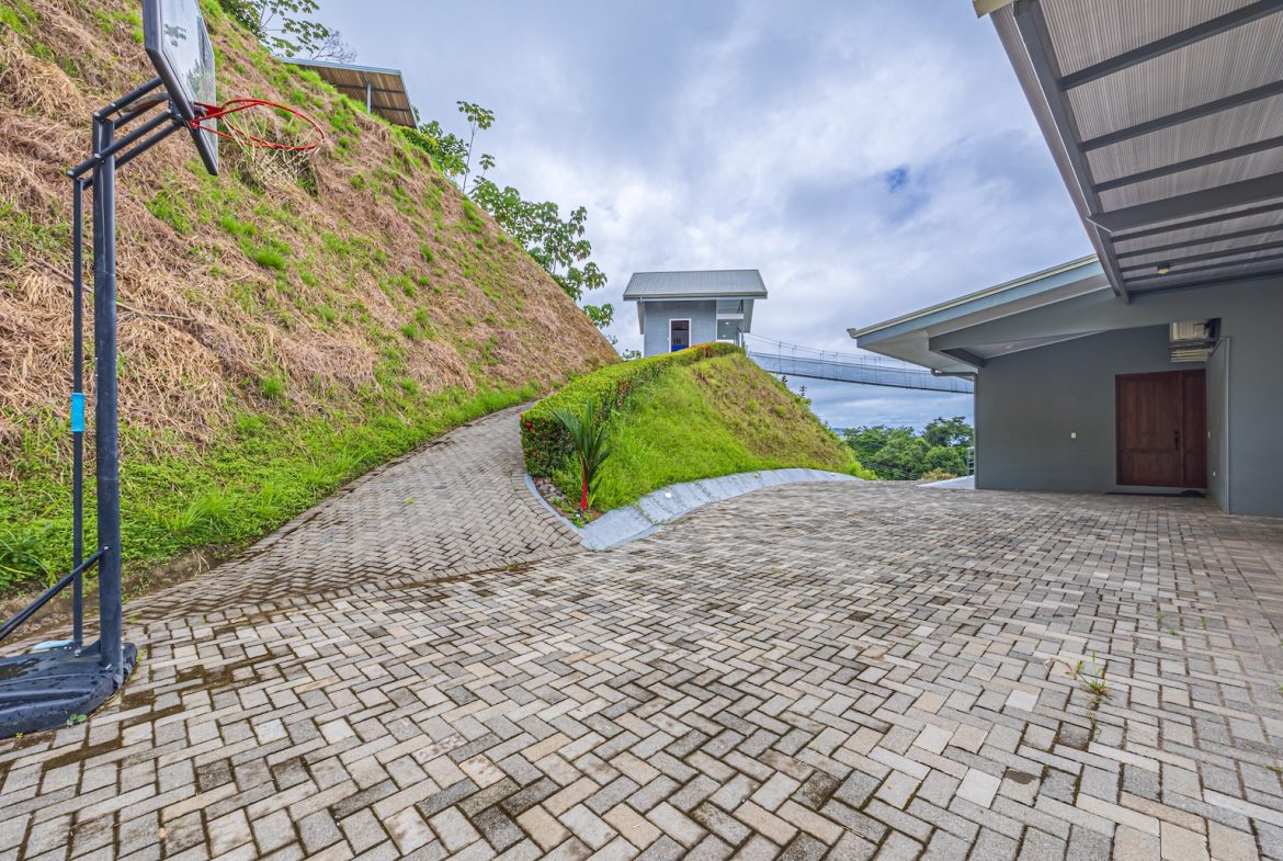 LUXURY 5 BEDROOM ESTATE IN UVITA WITH GYM AND GUEST CASITA