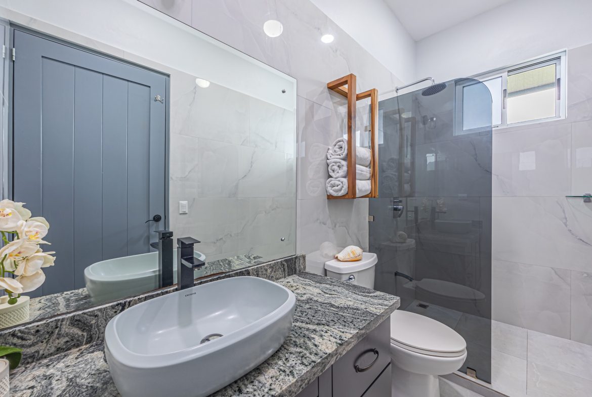 LUXURY 5 BEDROOM ESTATE IN UVITA WITH GYM AND GUEST CASITA