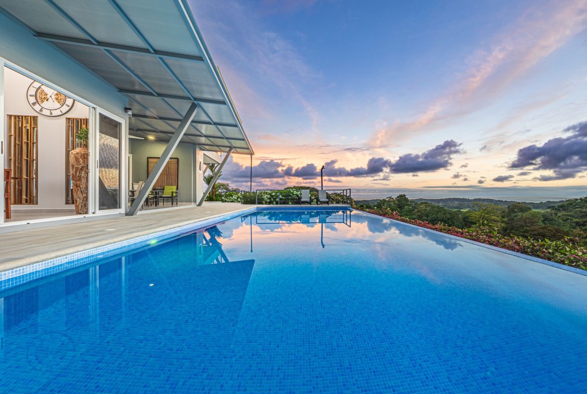 LUXURY 5 BEDROOM ESTATE IN UVITA WITH GYM AND GUEST CASITA