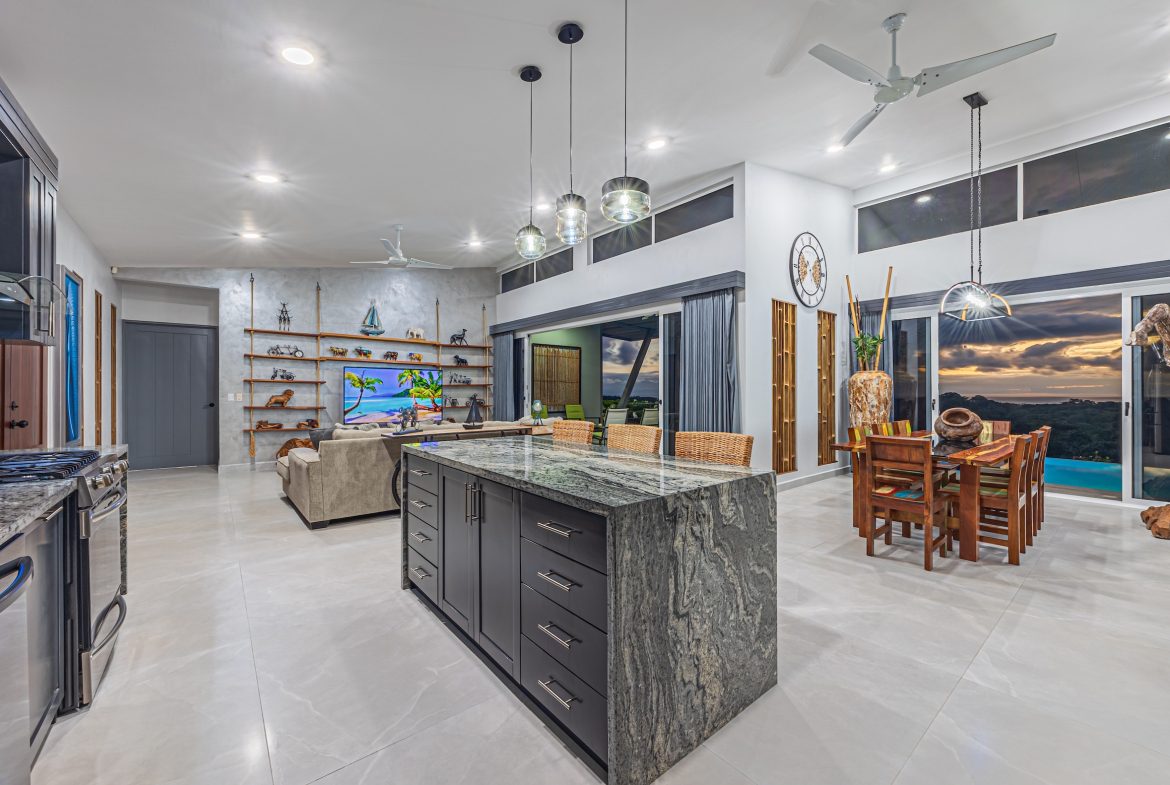 LUXURY 5 BEDROOM ESTATE IN UVITA WITH GYM AND GUEST CASITA