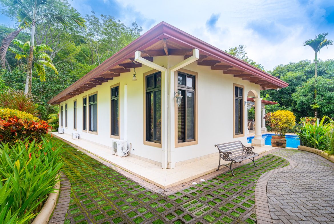 VERY PRIVATE OCEAN AND JUNGLE VIEW HOME IN OJOCHAL