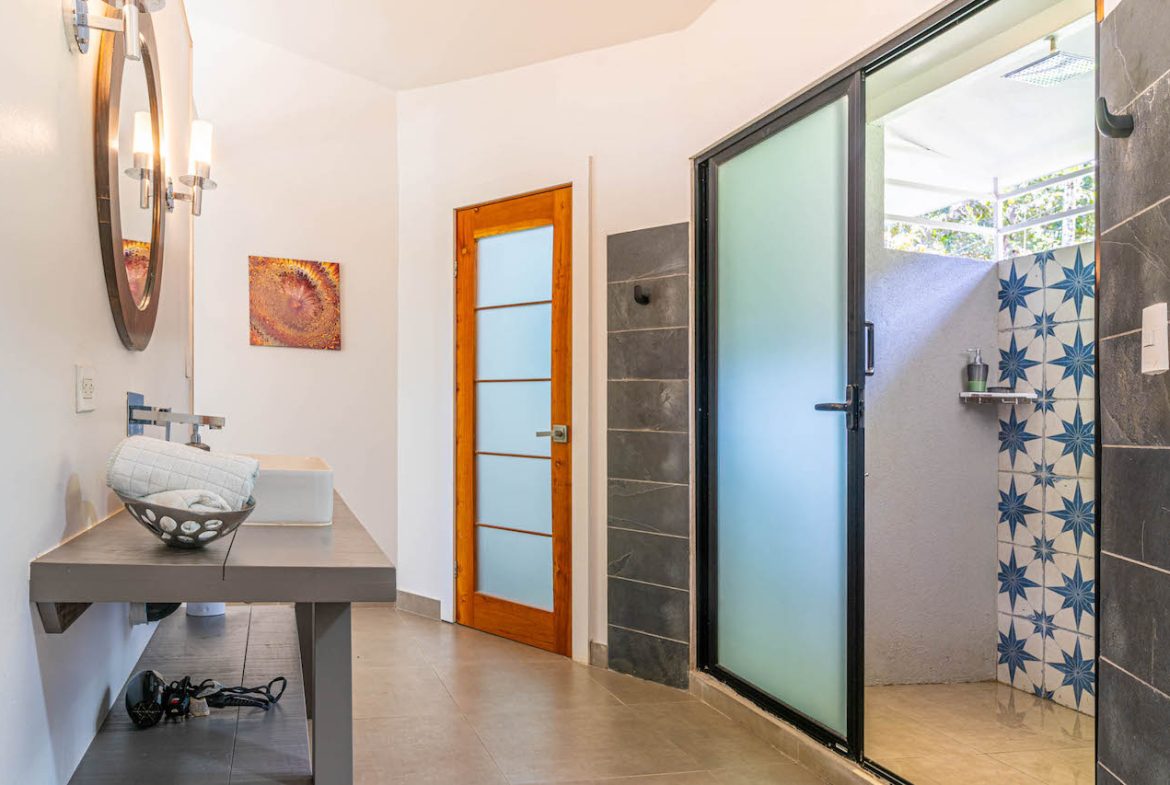 MULTI-USE PROPERTY RESIDENTIAL/HOTEL/COMMERCIAL UVITA