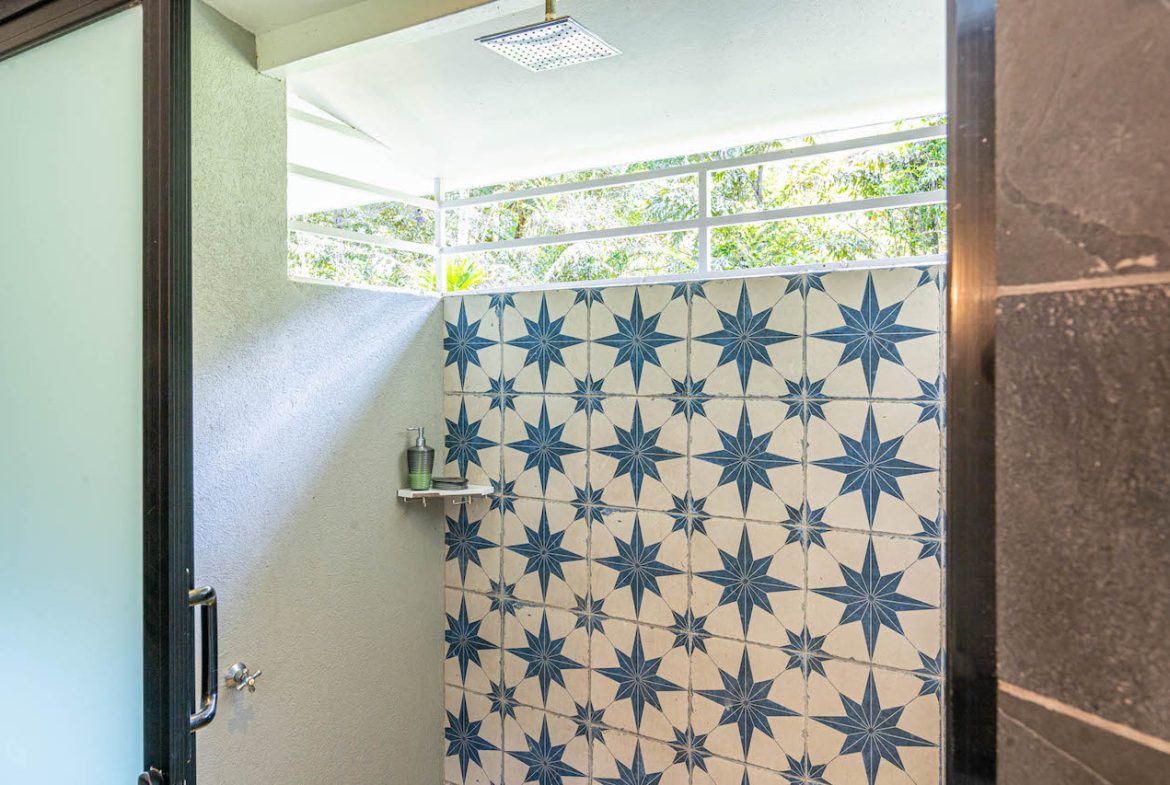MULTI-USE PROPERTY RESIDENTIAL/HOTEL/COMMERCIAL UVITA