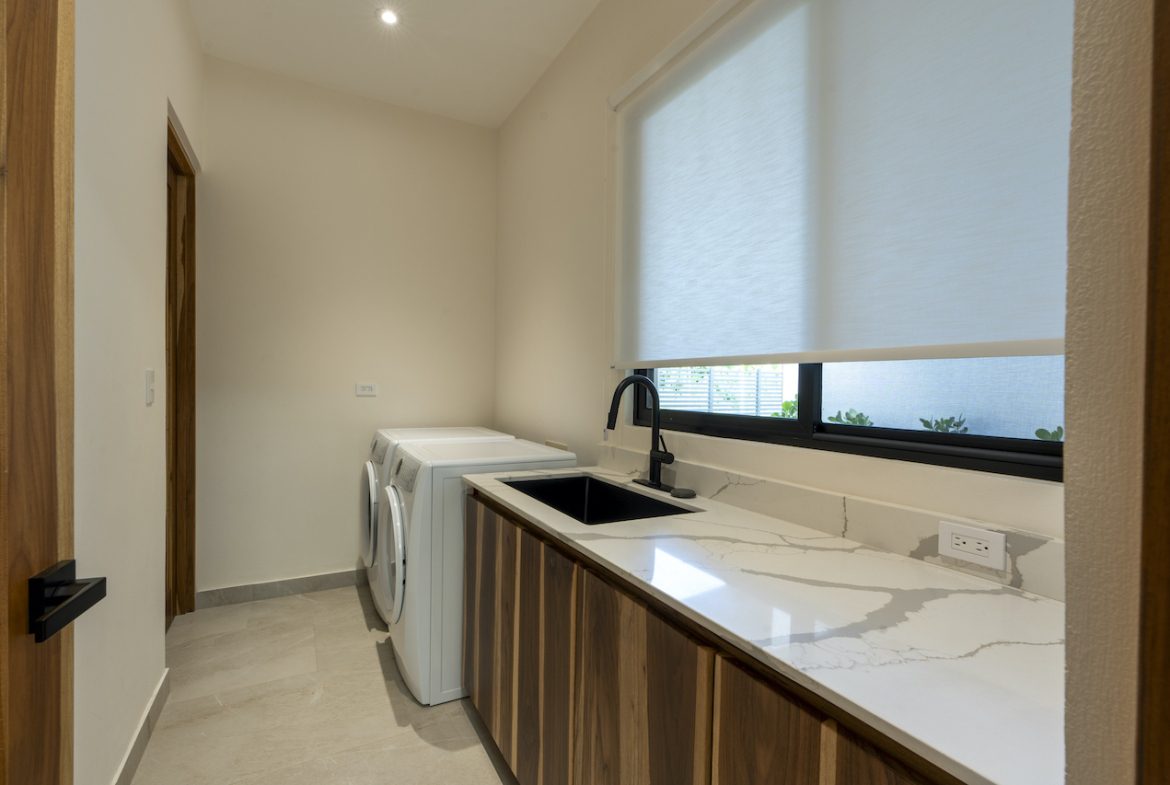 3 BEDROOM HOME + EXTRA LOT IN CENTRAL UVITA