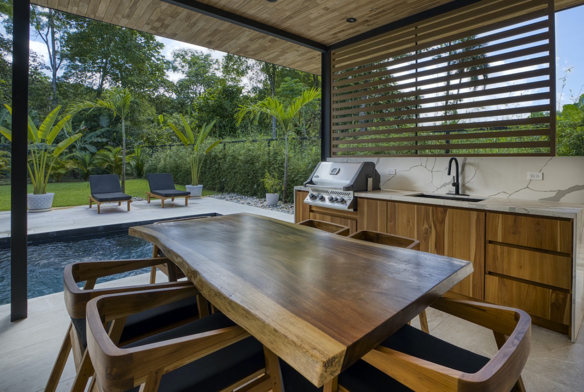 3 BEDROOM HOME + EXTRA LOT IN CENTRAL UVITA
