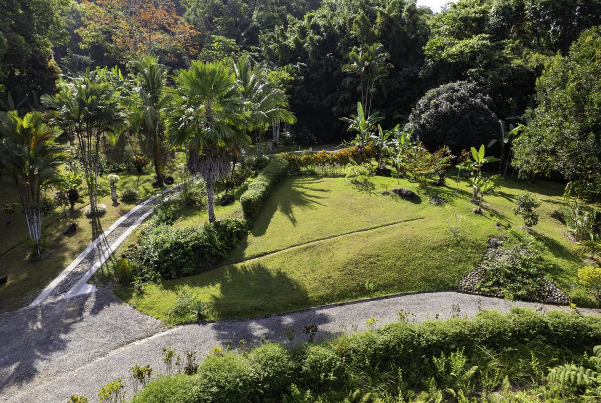PROPERTY WITH MANICURED LANDSCAPED , OCEAN AND VALLEY VIEW PLUS SMALL HOUSE , CABIN AND STUDIO – 4.72 ACRES, Uvita, Costa Rica — photo 4