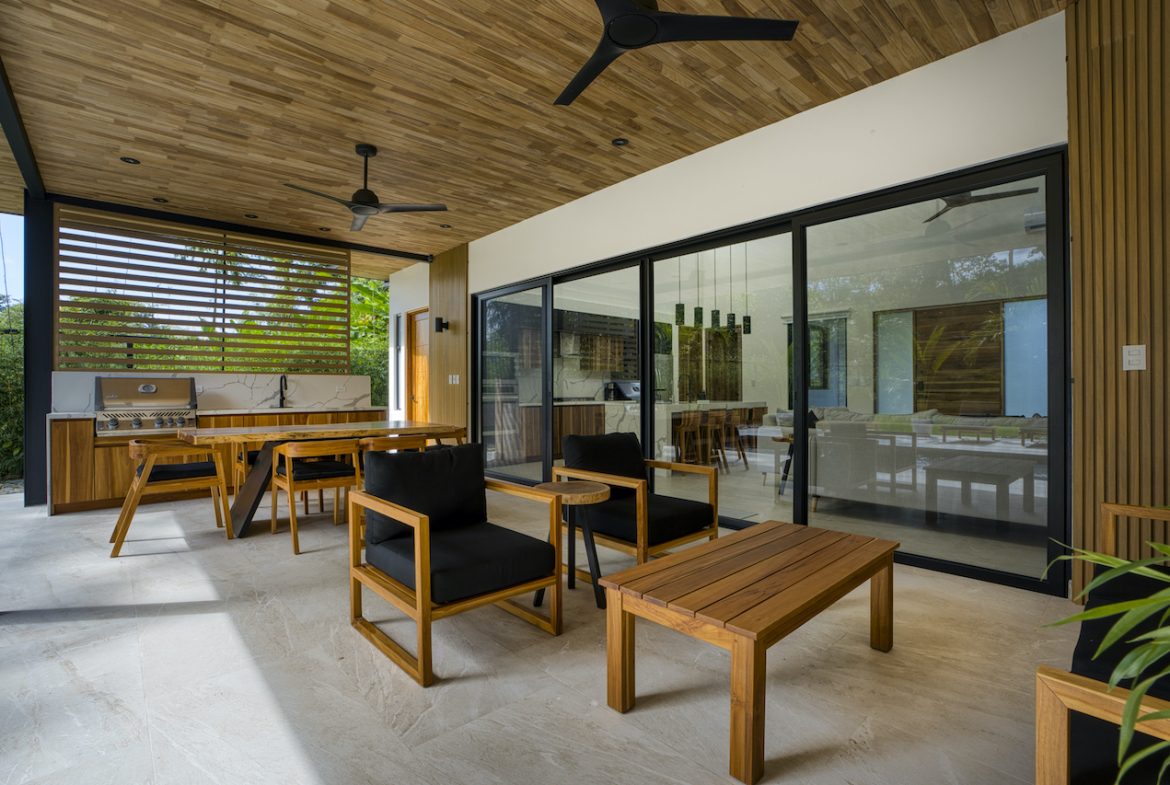 3 BEDROOM HOME + EXTRA LOT IN CENTRAL UVITA