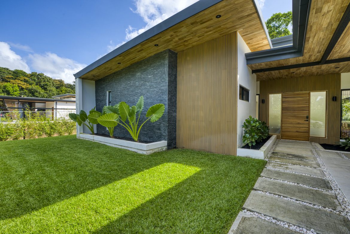 3 BEDROOM HOME + EXTRA LOT IN CENTRAL UVITA