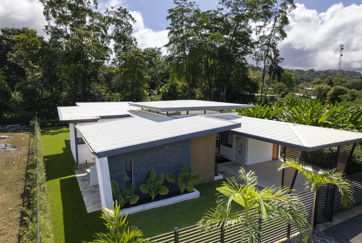 3 BEDROOM HOME + EXTRA LOT IN CENTRAL UVITA