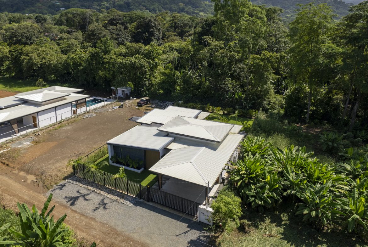 3 BEDROOM HOME + EXTRA LOT IN CENTRAL UVITA