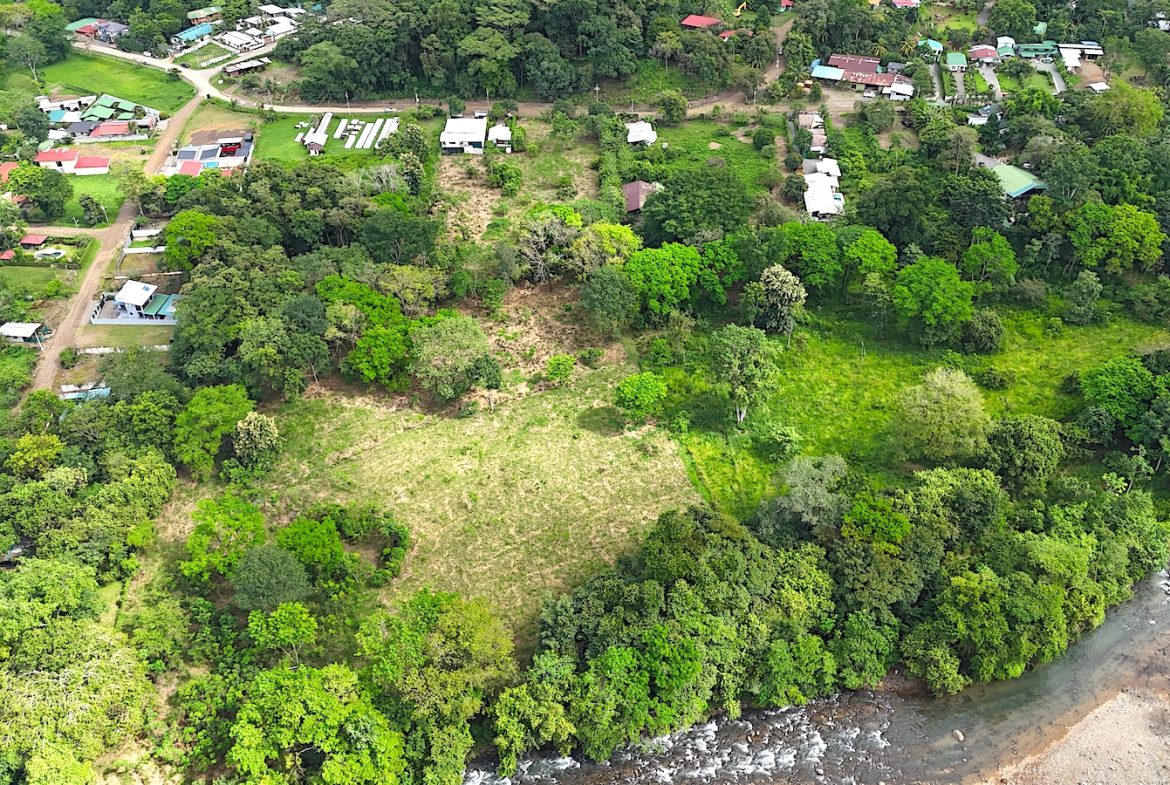 COMMERCIAL PROPERTY WITH AGRICULTURAL LAND IN UVITA – 10.67 Acres