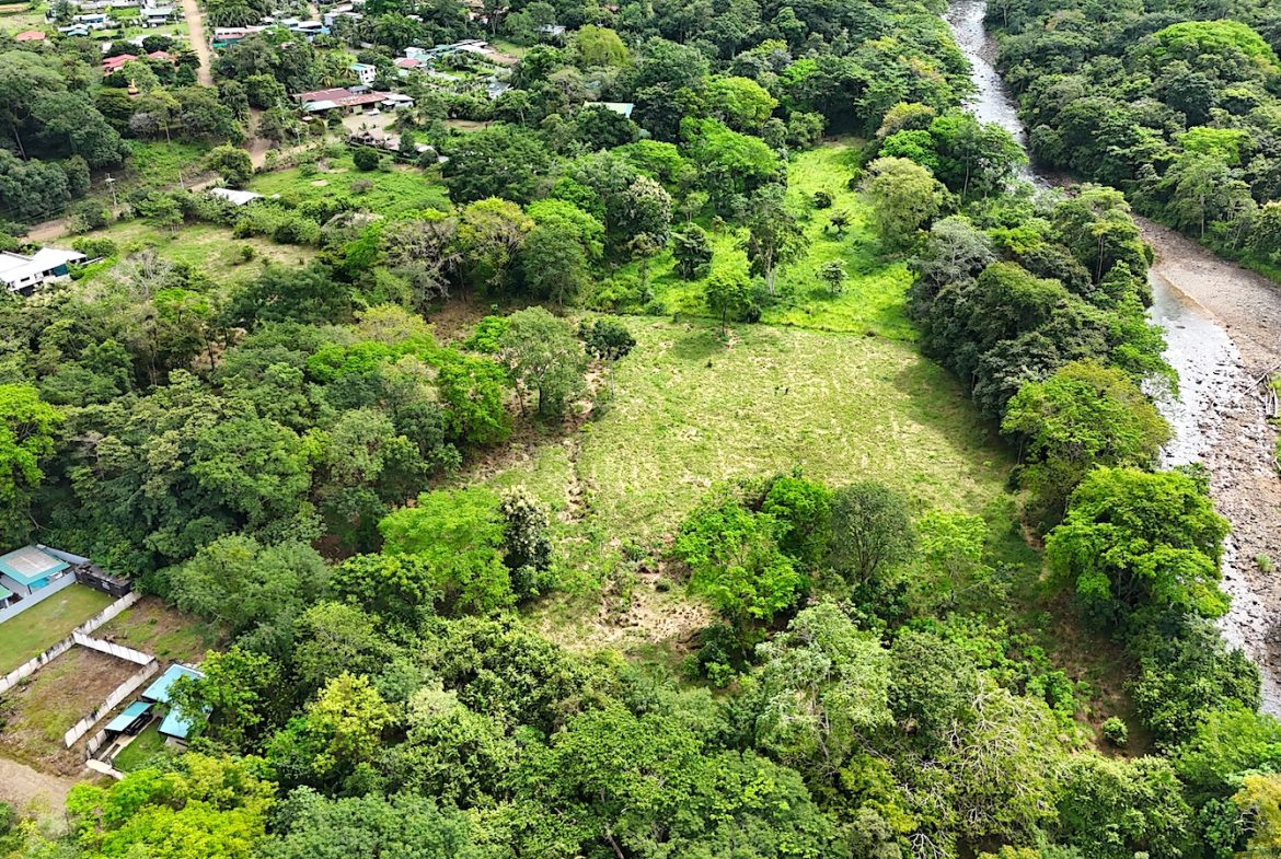 COMMERCIAL PROPERTY WITH AGRICULTURAL LAND IN UVITA – 10.67 Acres