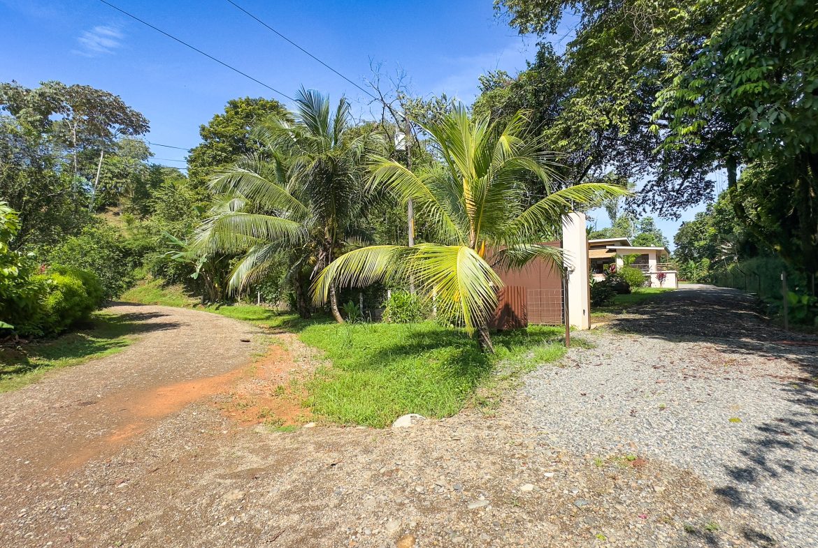 LUXURY 3 BEDROOM HOME WITH LUSH GARDEN , TREES AND PRIVACY – 0.98 ACRES