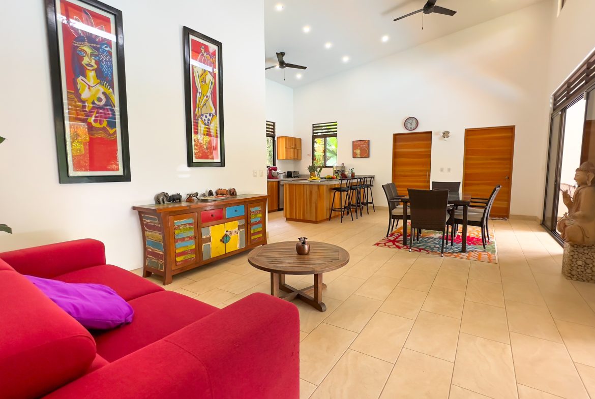 LUXURY 3 BEDROOM HOME WITH LUSH GARDEN , TREES AND PRIVACY – 0.98 ACRES
