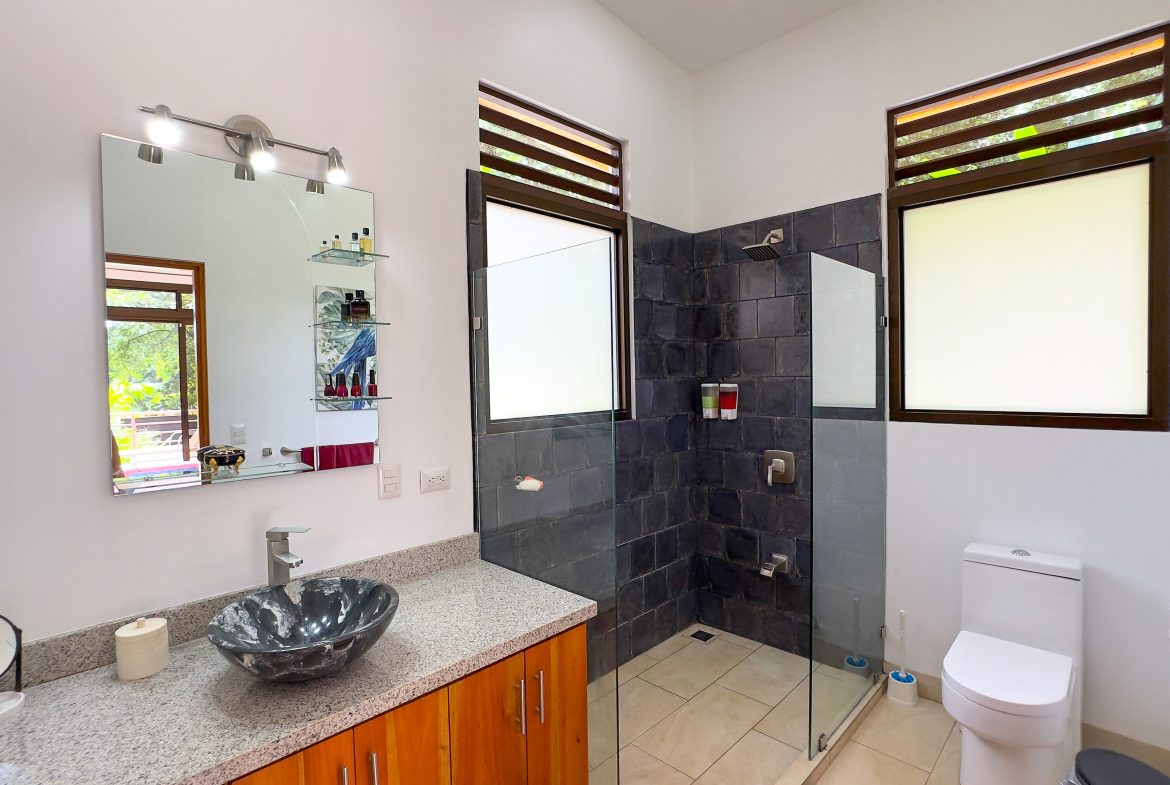 LUXURY 3 BEDROOM HOME WITH LUSH GARDEN , TREES AND PRIVACY – 0.98 ACRES
