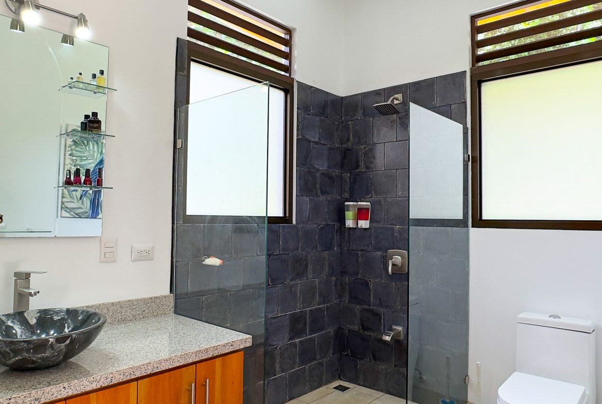 LUXURY 3 BEDROOM HOME WITH LUSH GARDEN , TREES AND PRIVACY – 0.98 ACRES