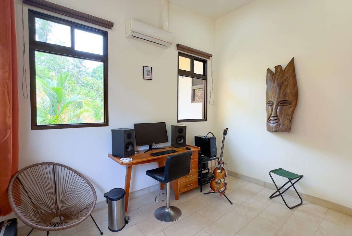 LUXURY 3 BEDROOM HOME WITH LUSH GARDEN , TREES AND PRIVACY – 0.98 ACRES