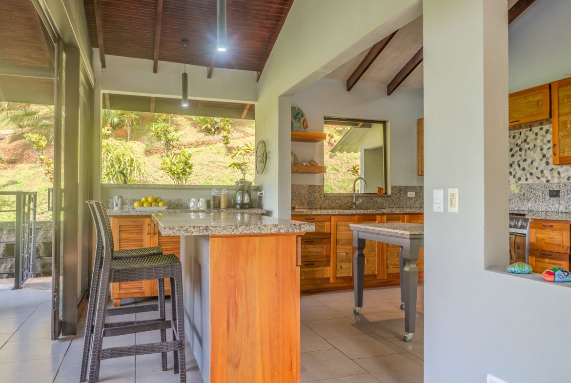 HOUSE WITH WATERFALL ACCESS AND PRIVACY CLOSE TO UVITA AND OJOCHAL – 3.8 ACRES