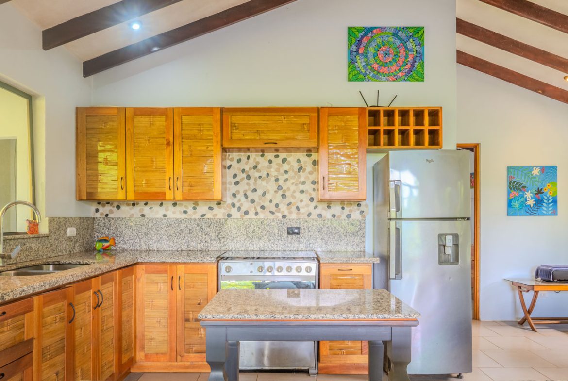 HOUSE WITH WATERFALL ACCESS AND PRIVACY CLOSE TO UVITA AND OJOCHAL – 3.8 ACRES