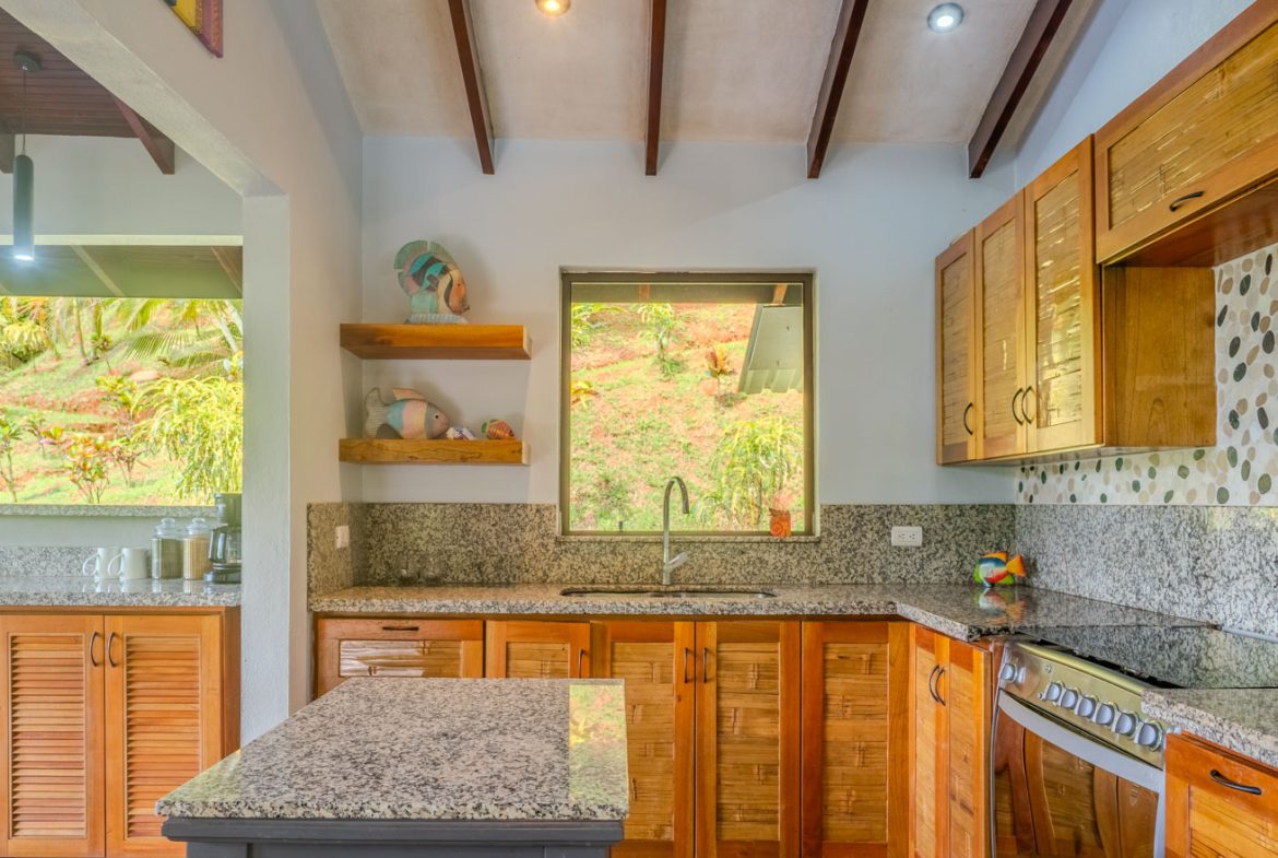 HOUSE WITH WATERFALL ACCESS AND PRIVACY CLOSE TO UVITA AND OJOCHAL – 3.8 ACRES