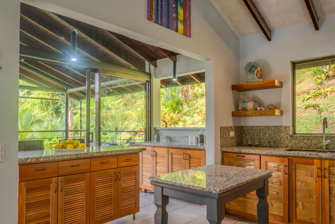 HOUSE WITH WATERFALL ACCESS AND PRIVACY CLOSE TO UVITA AND OJOCHAL – 3.8 ACRES