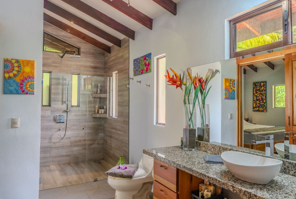 HOUSE WITH WATERFALL ACCESS AND PRIVACY CLOSE TO UVITA AND OJOCHAL – 3.8 ACRES