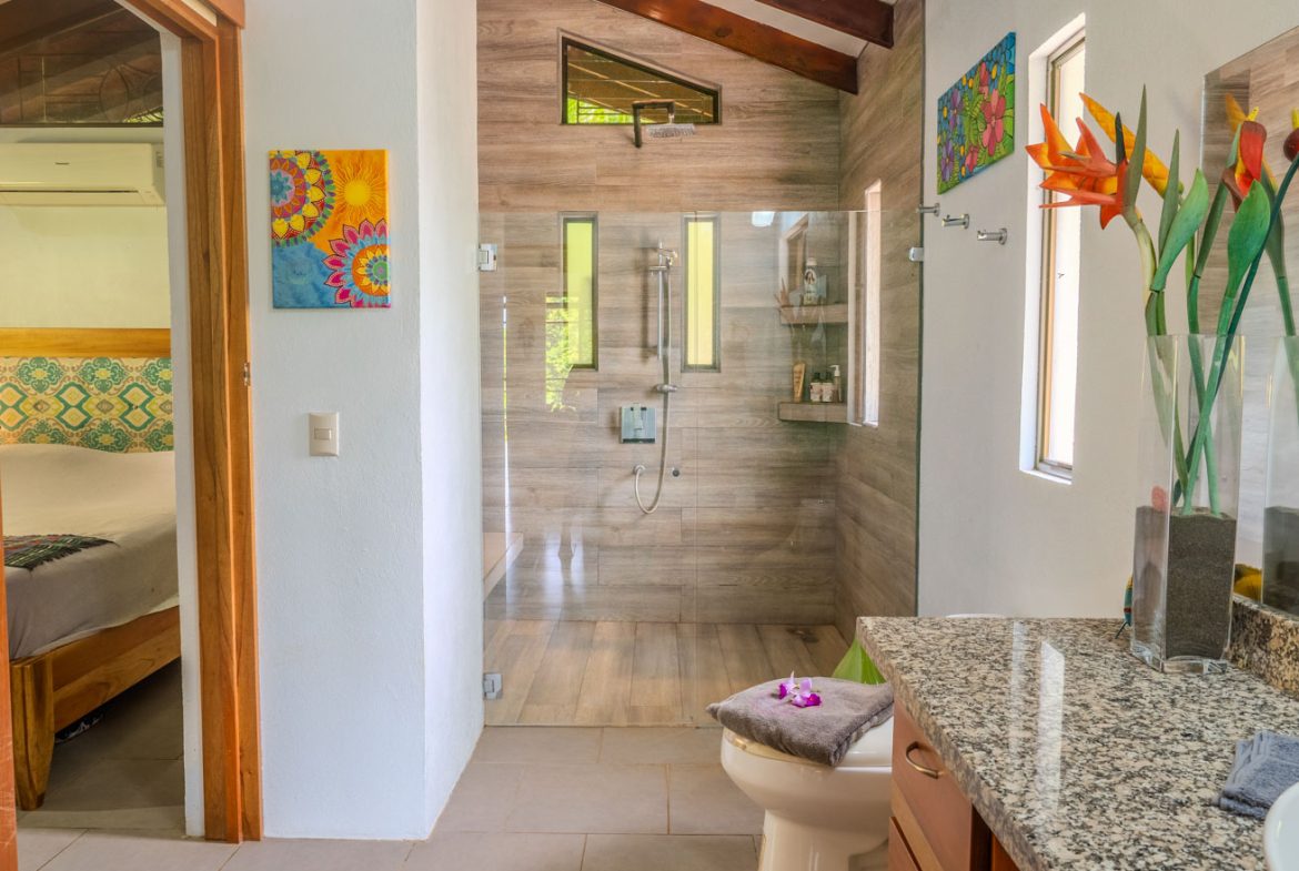 HOUSE WITH WATERFALL ACCESS AND PRIVACY CLOSE TO UVITA AND OJOCHAL – 3.8 ACRES