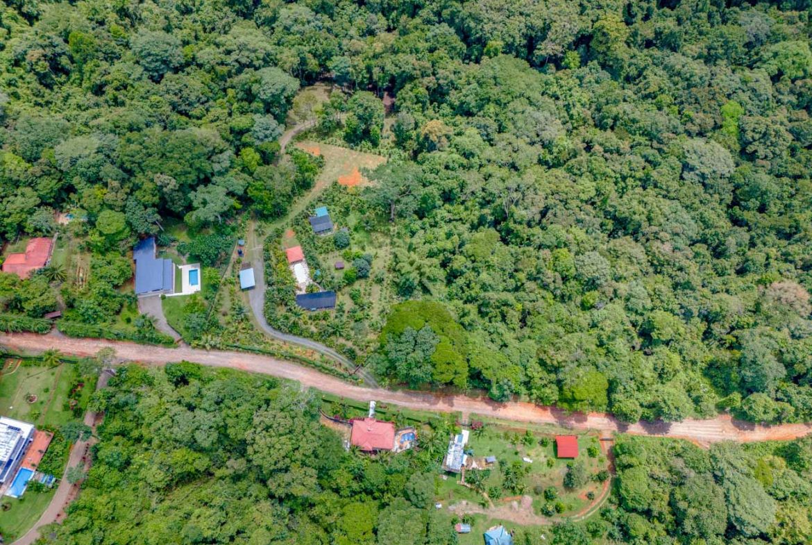 HOUSE WITH WATERFALL ACCESS AND PRIVACY CLOSE TO UVITA AND OJOCHAL – 3.8 ACRES