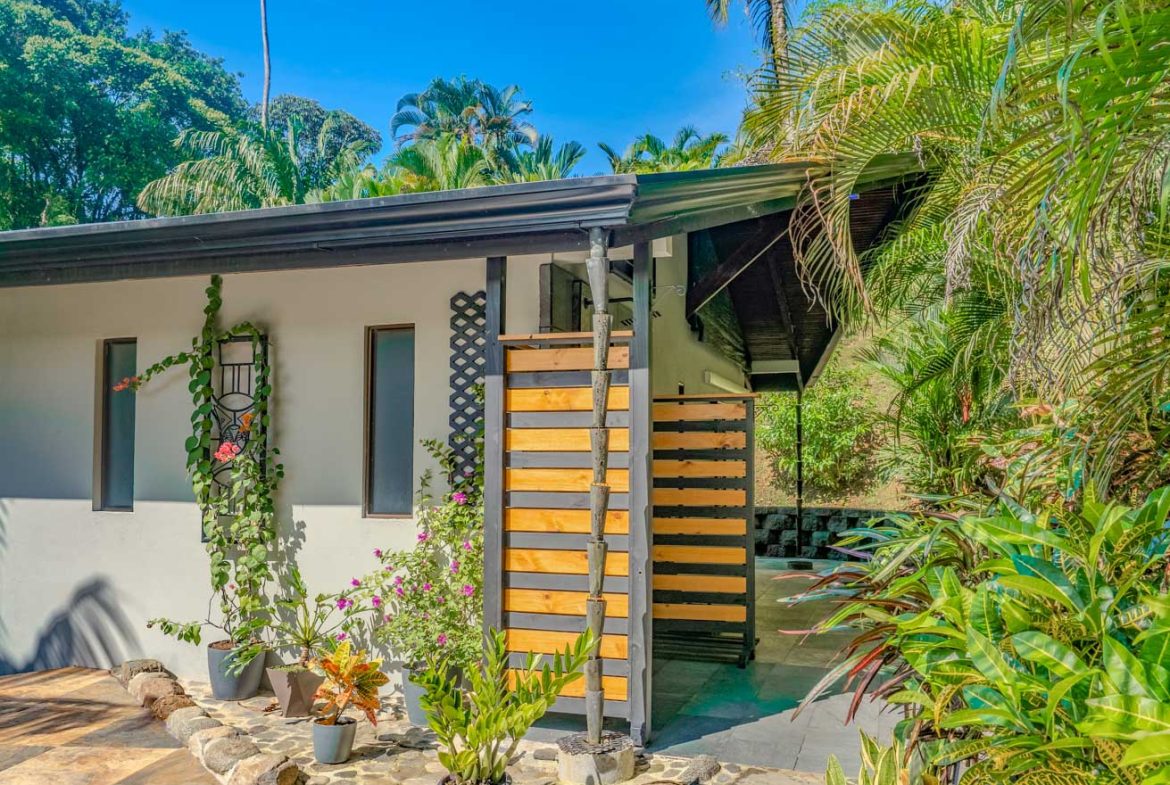 HOUSE WITH WATERFALL ACCESS AND PRIVACY CLOSE TO UVITA AND OJOCHAL – 3.8 ACRES