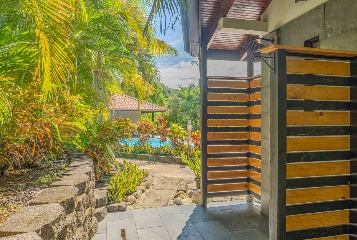 HOUSE WITH WATERFALL ACCESS AND PRIVACY CLOSE TO UVITA AND OJOCHAL – 3.8 ACRES