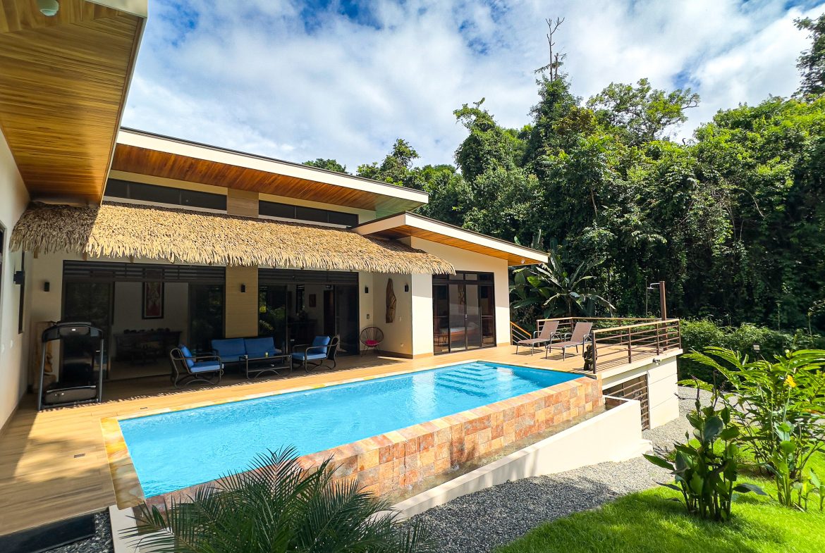LUXURY 3 BEDROOM HOME WITH LUSH GARDEN , TREES AND PRIVACY – 0.98 ACRES, Uvita, Costa Rica — photo 4