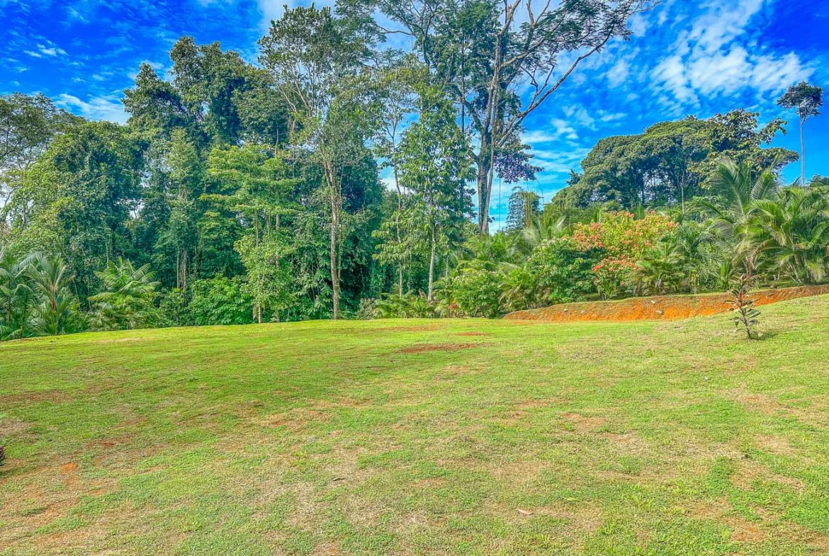 HOUSE WITH WATERFALL ACCESS AND PRIVACY CLOSE TO UVITA AND OJOCHAL – 3.8 ACRES