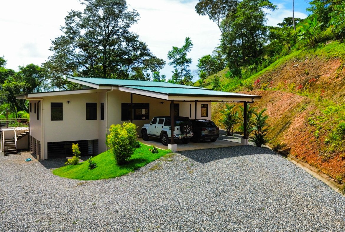 LUXURY 3 BEDROOM HOME WITH LUSH GARDEN , TREES AND PRIVACY – 0.98 ACRES