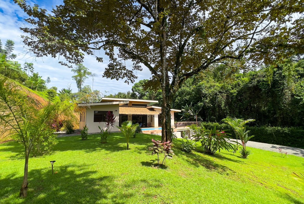 LUXURY 3 BEDROOM HOME WITH LUSH GARDEN , TREES AND PRIVACY – 0.98 ACRES