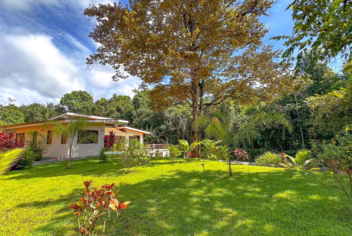 LUXURY 3 BEDROOM HOME WITH LUSH GARDEN , TREES AND PRIVACY – 0.98 ACRES