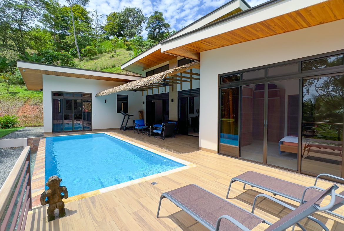 LUXURY 3 BEDROOM HOME WITH LUSH GARDEN , TREES AND PRIVACY – 0.98 ACRES