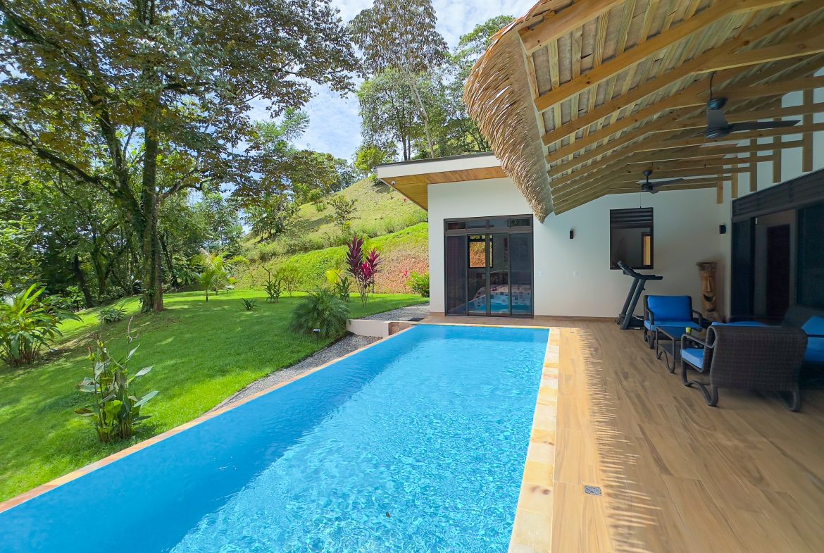 LUXURY 3 BEDROOM HOME WITH LUSH GARDEN , TREES AND PRIVACY – 0.98 ACRES