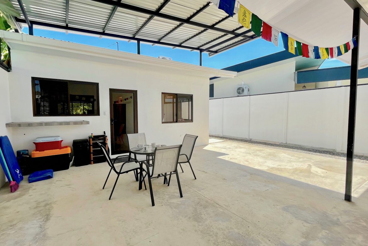 NEWLY RENOVATED 2-BEDROOM HOME WITH AN ADDITIONAL FIXER-UPPER—POTENTIAL FOR 4 BEDROOMS TOTAL! JUST A 5-MINUTE WALK TO THE BEACH – 0.078 ACRES, Uvita, Costa Rica — photo 8